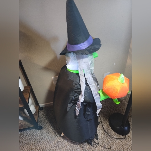 Halloween Witch Holding A Pumpkin Inflatable Spooky 37" - Picture 9 of 16